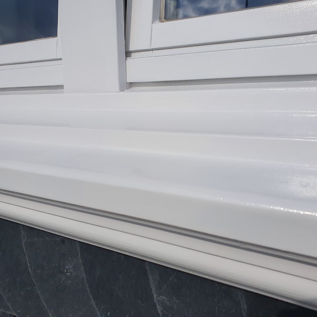 Lackierte Fensterbank